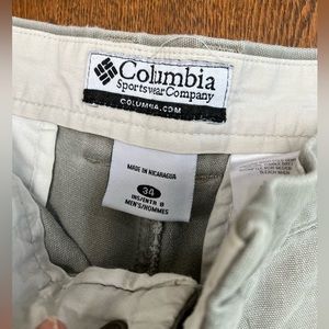 Columbia Shorts. Mens. 34waist. 5 pkt. Good condition. Avg wear. Lt green/khaki